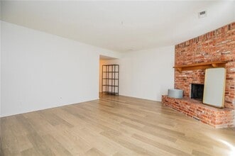 2217 N Crossover Rd in Fayetteville, AR - Building Photo - Building Photo