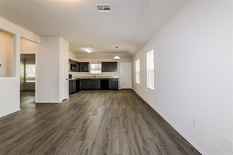 108 Blue Crane St in Huntsville, TX - Foto de edificio - Building Photo