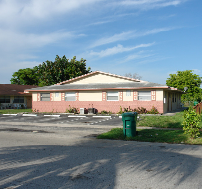 2241 NW 57th Ave in Fort Lauderdale, FL - Building Photo - Building Photo