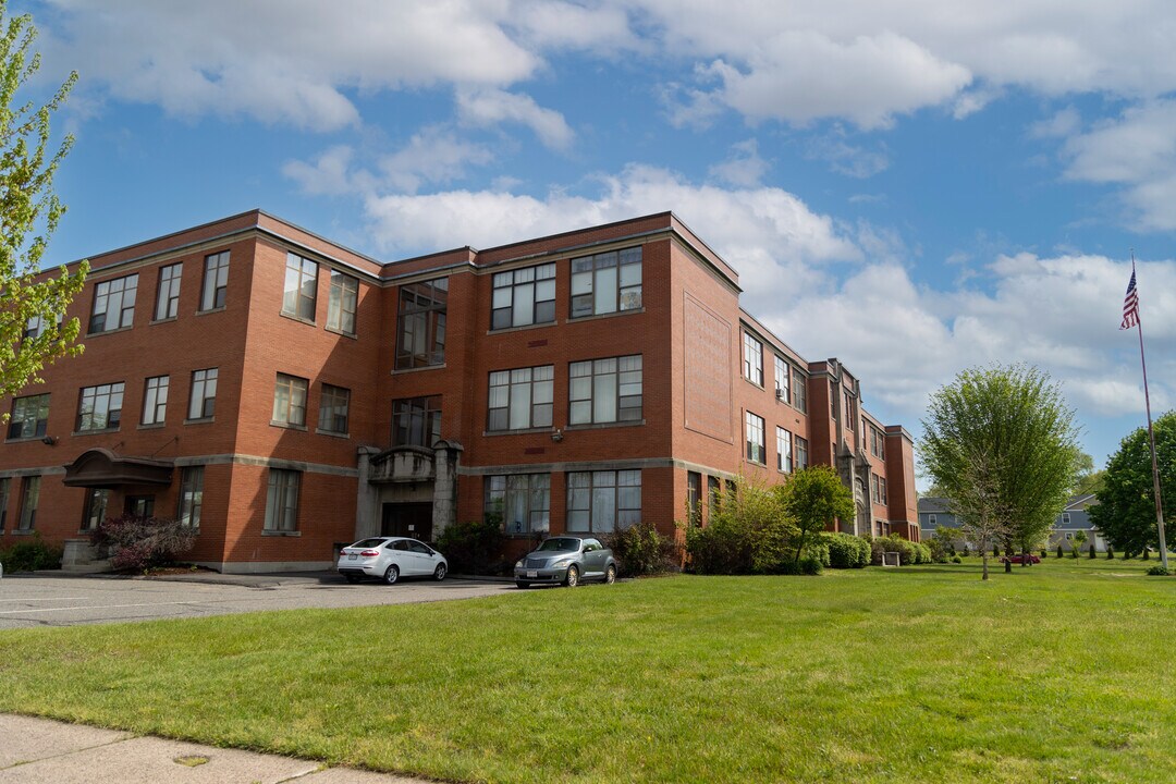 Kirby Schoolhouse Condominiums in Chicopee, MA - Foto de edificio