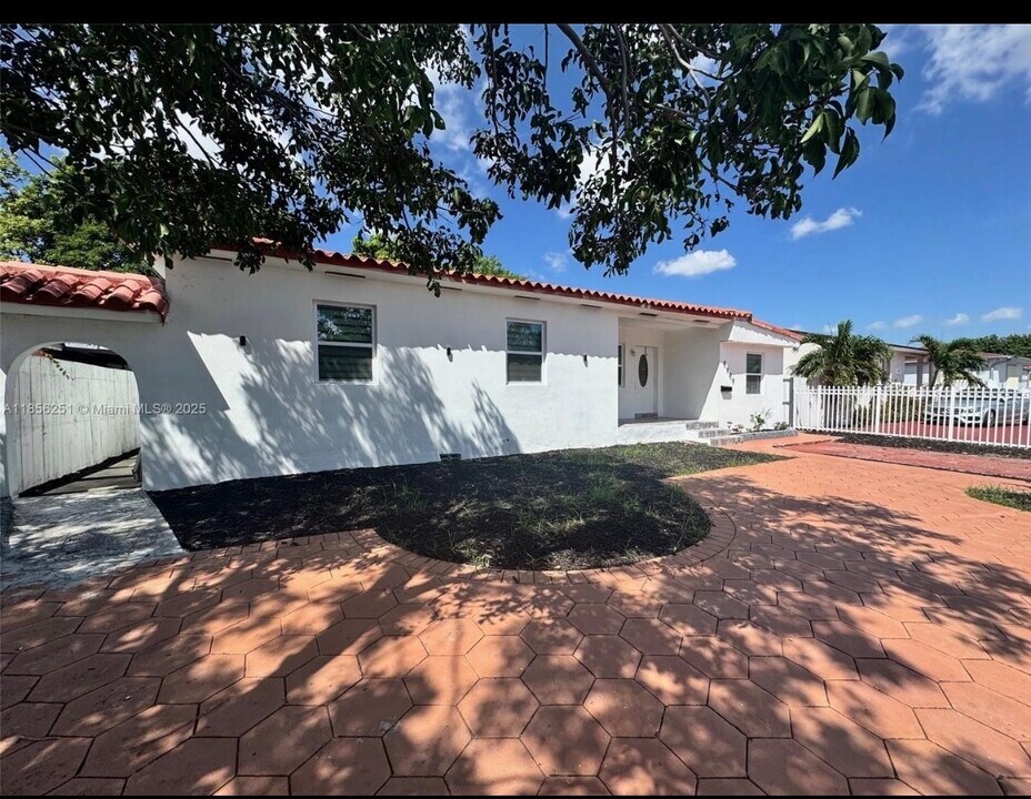 8900 NW 33rd Avenue Rd in Miami, FL - Building Photo