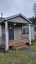 205 W J St in Springfield, OR - Building Photo - Building Photo