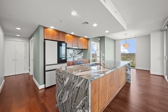 300 Bowie St in Austin, TX - Building Photo - Building Photo