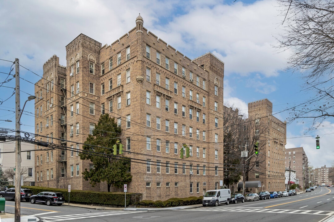 Parkway Towers in Yonkers, NY - Building Photo