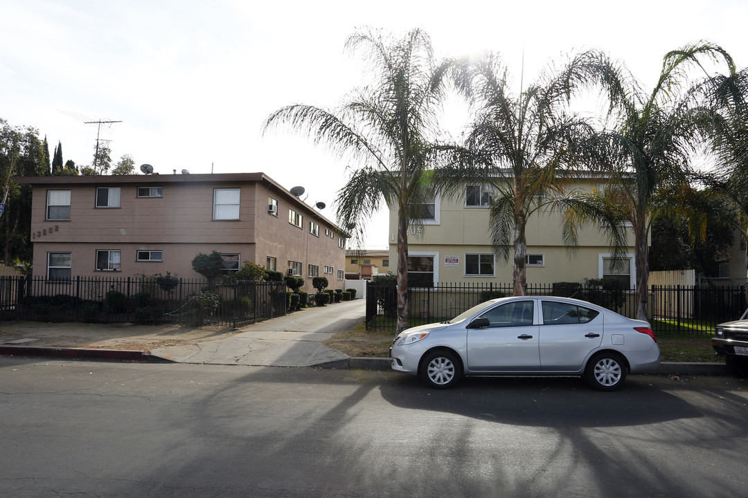 13602-13606 Wyandotte St in Los Angeles, CA - Building Photo