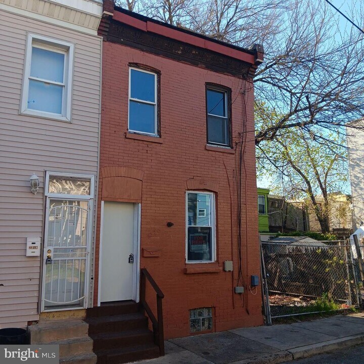 2320 Mutter St in Philadelphia, PA - Building Photo
