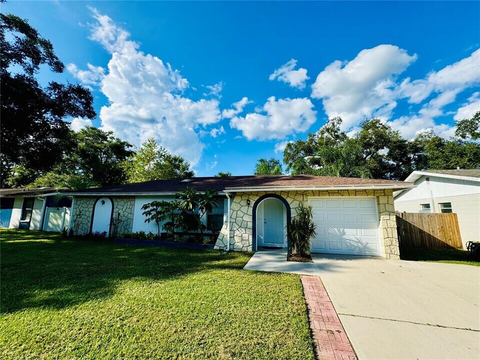 2208 Valleybrook Ave in Valrico, FL - Building Photo