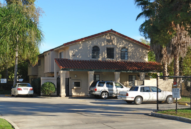 Lone Pine Townhome Apartments in El Cajon, CA - Building Photo - Building Photo