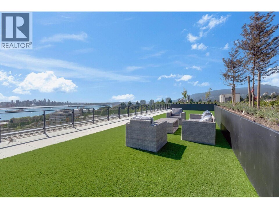 343 St Davids Ave in North Vancouver, BC - Building Photo