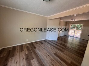 420 Holly Ave in Cottage Grove, OR - Building Photo - Building Photo