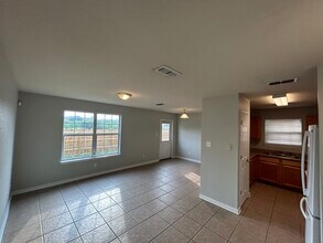 13613 Woodstone Way in San Antonio, TX - Foto de edificio - Building Photo