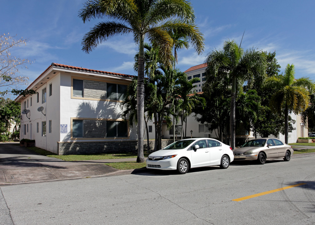 Santillane Apartments in Coral Gables, FL - Building Photo