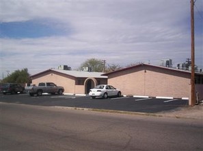 8 Units in Tucson, AZ - Foto de edificio - Building Photo