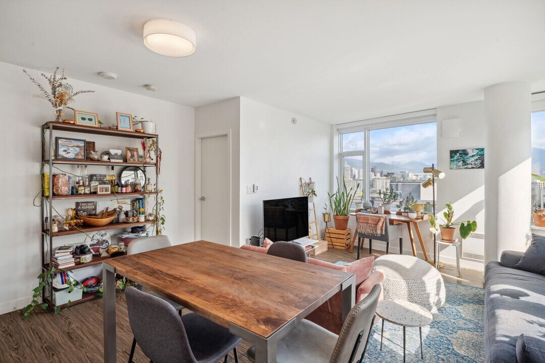 209 E 7th Ave in Vancouver, BC - Building Photo