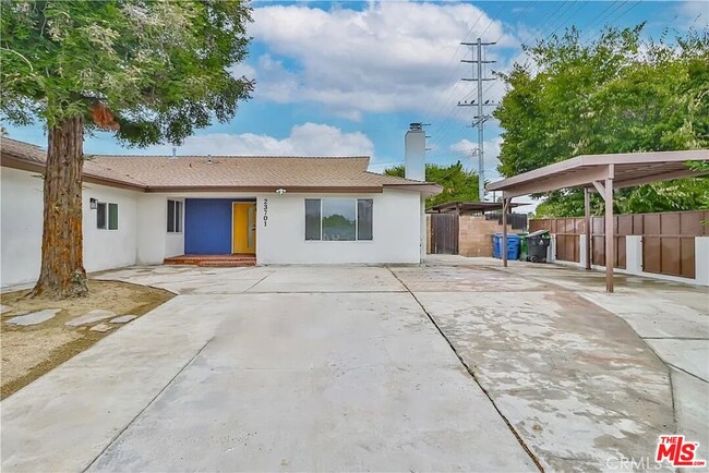 23701 Califa St in Los Angeles, CA - Building Photo - Building Photo