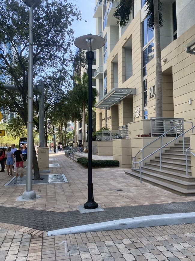 1050 Brickell Ave, Unit 2802 in Miami, FL - Foto de edificio - Building Photo