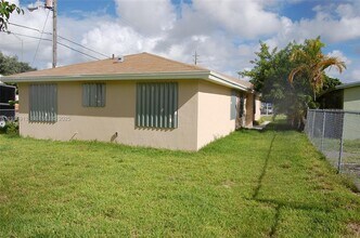 2184 NW 63rd St in Miami, FL - Foto de edificio - Building Photo