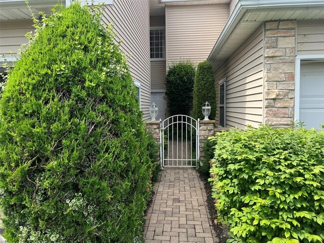85 Windwatch Dr in Hauppauge, NY - Building Photo - Building Photo