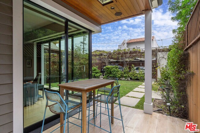 106 Dudley Ave in Los Angeles, CA - Building Photo - Building Photo