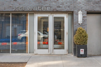 133 Water St in Brooklyn, NY - Foto de edificio - Building Photo