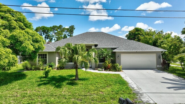 1701 SW Penrose Ave in Port St. Lucie, FL - Foto de edificio - Building Photo