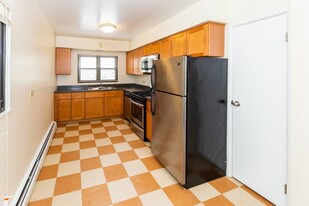 1650 W Sherwin Ave, Unit 2C Apartments