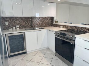 7705 Abbott Ave in Miami Beach, FL - Foto de edificio - Building Photo