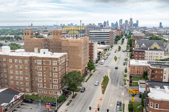2324 W Wisconsin Avenue in Milwaukee, WI - Building Photo - Building Photo