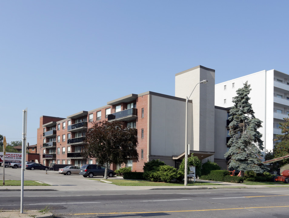 Park Plaza in Hamilton, ON - Building Photo