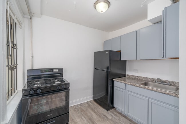 7609 S Coles Ave in Chicago, IL - Building Photo - Interior Photo