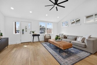 504 W Croslin St in Austin, TX - Building Photo - Building Photo