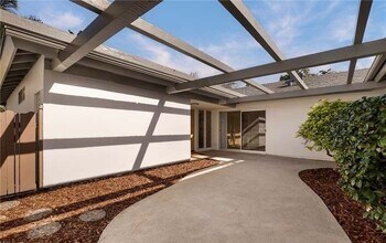 20017 Hemmingway St in Los Angeles, CA - Building Photo - Building Photo