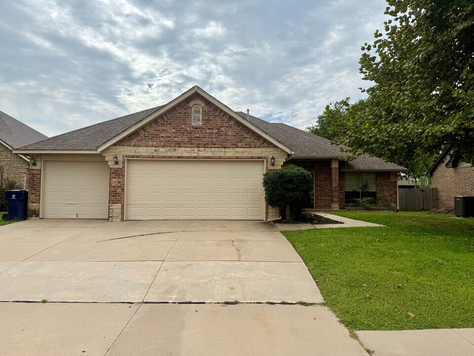 9016 NW 79th St in Yukon, OK - Foto de edificio