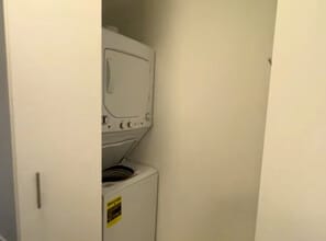 10 W Erie St in Chicago, IL - Building Photo - Building Photo