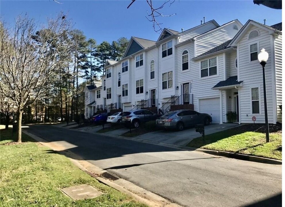 6454 Royal Celadon Way in Charlotte, NC - Foto de edificio