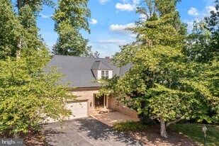 370 S River Landing Rd in Edgewater, MD - Building Photo