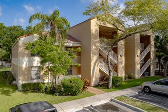Courtyards Of Coral Springs in Coral Springs, FL - Foto de edificio - Primary Photo