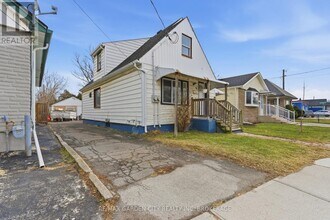 25 Pelham Rd in St Catharines, ON - Building Photo - Building Photo