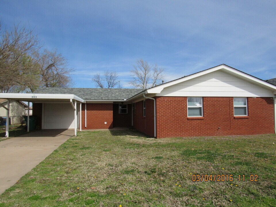 303 C Ave in Cache, OK - Building Photo