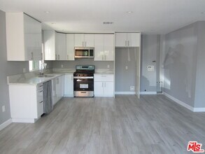 6837 Lubao Ave in Los Angeles, CA - Foto de edificio - Building Photo