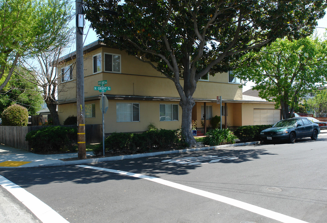 154 N Grant St in San Mateo, CA - Building Photo