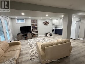 24 Mayflower St in Whitby, ON - Building Photo - Building Photo