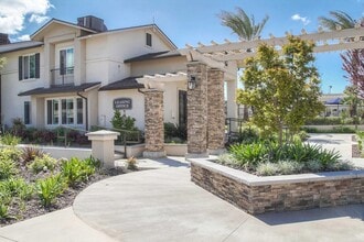 University Plaza in Fresno, CA - Foto de edificio - Building Photo