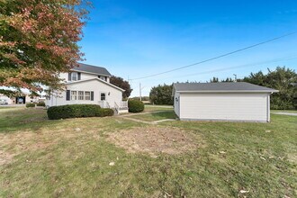 2442 Mittman Rd in Muscatine, IA - Building Photo - Building Photo