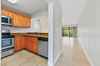 1445 Lake Crystal Dr in West Palm Beach, FL - Building Photo - Building Photo