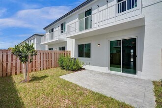 732 SE 13th Ct in Homestead, FL - Foto de edificio - Building Photo