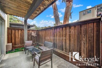 1060 Oak Grove Rd in Concord, CA - Foto de edificio - Building Photo