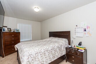 8311 Bay Oaks Dr in Baytown, TX - Foto de edificio - Building Photo