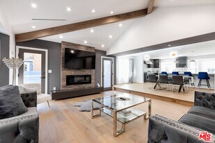 18721 Hatteras St in Los Angeles, CA - Building Photo