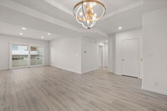 Carlyle Condominiums in Sherman Oaks, CA - Building Photo - Building Photo